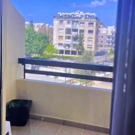 Lägenhet Cozy 2-bed By The Kings Avenue Mall *