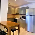 Cozy 2-bed By The Kings Avenue Mall 아파트 *