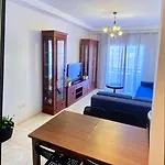 Cozy 2-bed By The Kings Avenue Mall 아파트 *