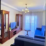아파트 Cozy 2-bed By The Kings Avenue Mall
