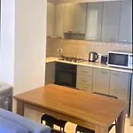 아파트 Cozy 2-bed By The Kings Avenue Mall 파포스