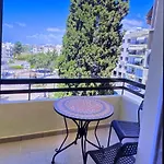 Cozy 2-bed By The Kings Avenue Mall 아파트 *