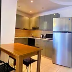 Cozy 2-bed By The Kings Avenue Mall 아파트