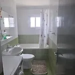 Cozy 2-bed By The Kings Avenue Mall *
