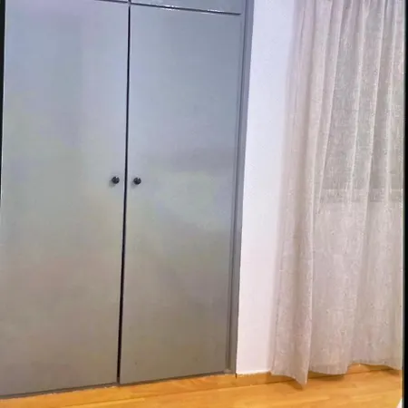 Cozy 2-bed By The Kings Avenue Mall Apartment