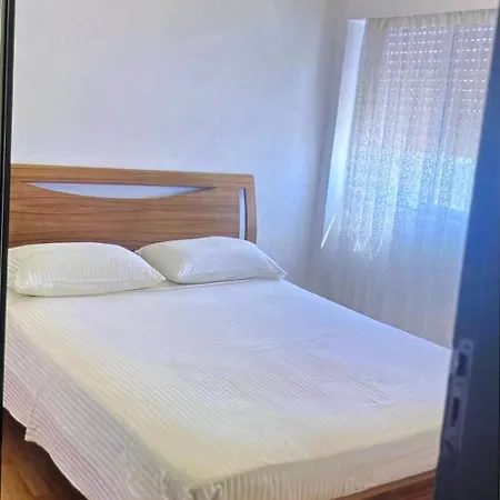 Cozy 2-bed By The Kings Avenue Mall Apartment *